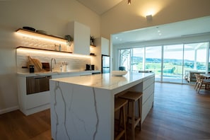 Kühlschrank, Mikrowelle, Ofen, Geschirrspüler