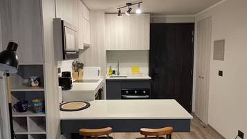 Frigorifero, microonde, forno, piano cottura