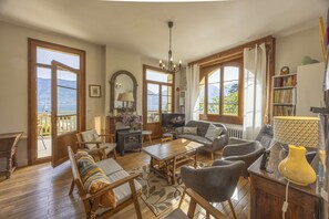 TV - Lake Annecy – Sevrier: Family Home for 12 People with Waterfront Access (SEVRIER)