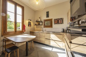 Fridge, oven, dishwasher, toaster - Lake Annecy – Sevrier: Family Home for 12 People with Waterfront Access (SEVRIER)