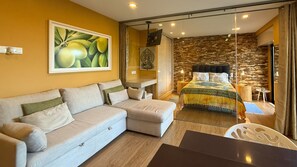 Tabla de planchar con plancha, wifi, ropa de cama