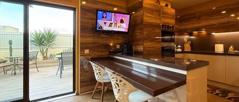 Køleskab, mikrobølgeovn, opvaskemaskine, kaffe-/temaskine