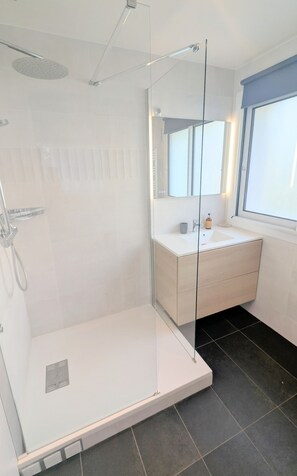 Shower - Ref ETRIER by Palmes d Or Properties (Cannes)