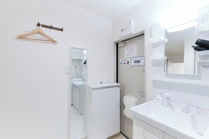 Apartment, Non Smoking (A-1) | Bathroom | Combined shower/tub, hair dryer, towels, shampoo