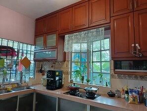 Kjøleskap, mikrobølgeovn, kokeplater og vannkoker