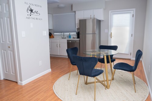 Rehoboth Ave Apartment - 2 blocks from the beach- In the heart of Rehoboth Beach