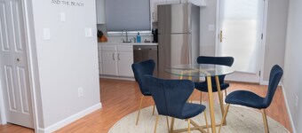 Rehoboth Ave Apartment - 2 blocks from the beach- In the heart of Rehoboth Beach