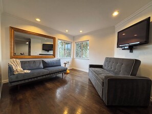 Smart TV, fireplace - 4-bedroom house in wonderful Stevenson Ranch with WiFi, AC (Stevenson Ranch)