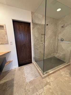 Shower, hair dryer, towels, soap - 4-bedroom house in wonderful Stevenson Ranch with WiFi, AC (Stevenson Ranch)