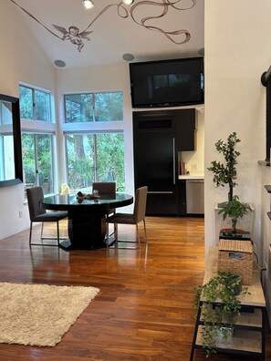 Dining - 4-bedroom house in wonderful Stevenson Ranch with WiFi, AC (Stevenson Ranch)