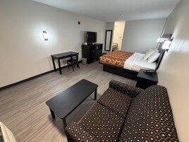 Single Room, 1 King Bed | Desk, laptop workspace, free WiFi