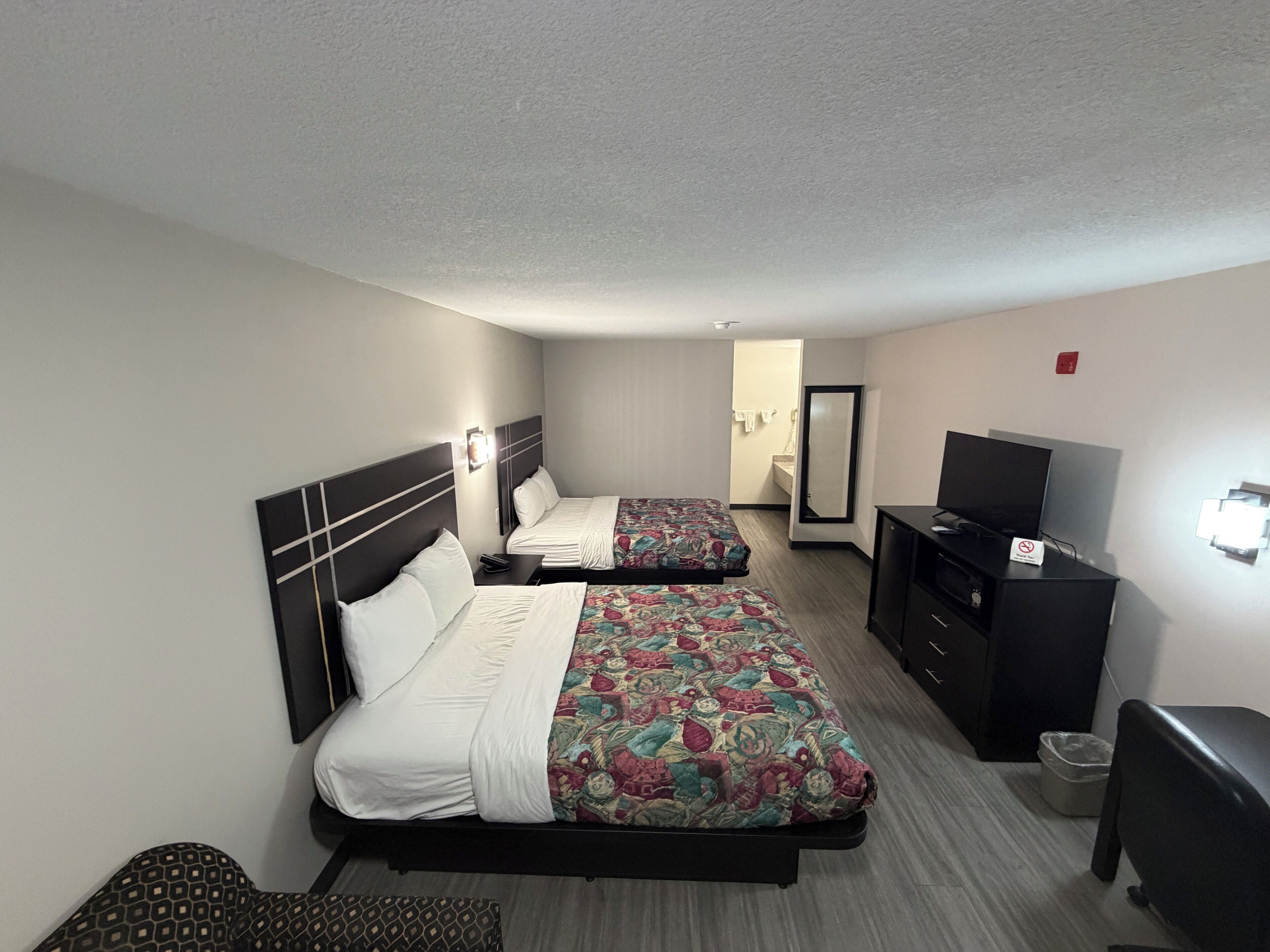 Chambre double, 2 grands lits | Bureau, espace de travail pour ordinateurs portables