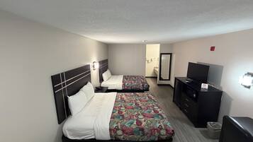 Chambre double, 2 grands lits | Bureau, espace de travail pour ordinateurs portables