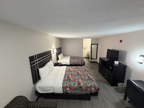 Doppelzimmer, 2 Queen-Betten | Schreibtisch, laptopgeeigneter Arbeitsplatz, kostenloses WLAN