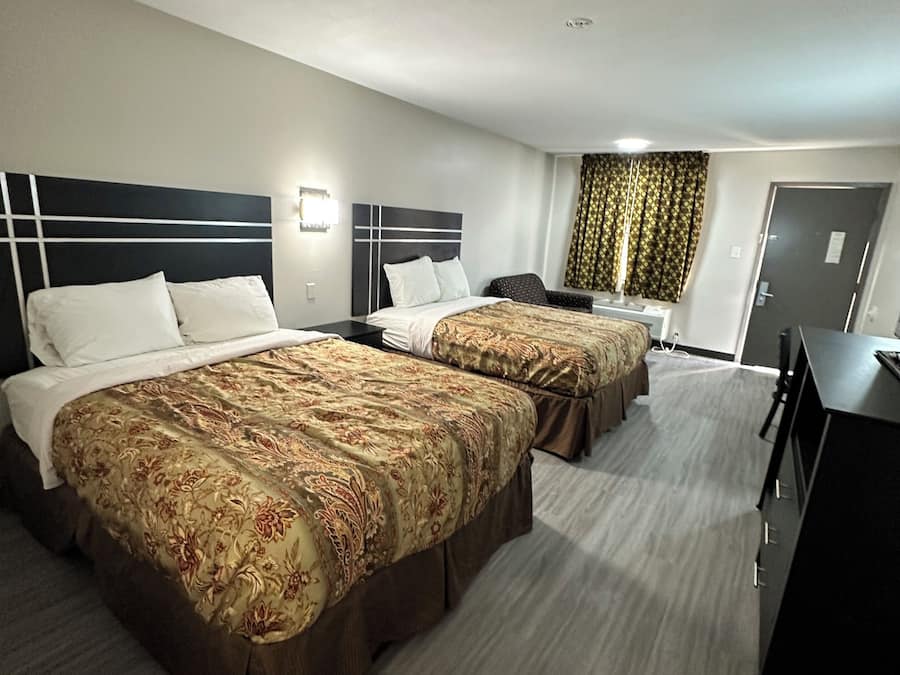 Escritorio, espacio para trabajar con laptop y wifi gratis