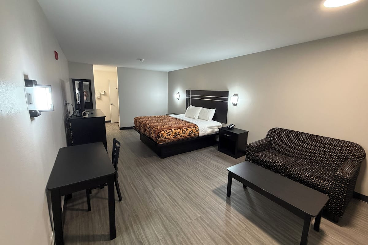 Single Room, 1 King Bed | Desk, laptop workspace, free WiFi