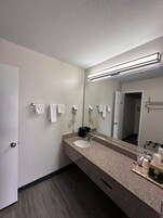 Secador de pelo, toallas, jabón, shampoo