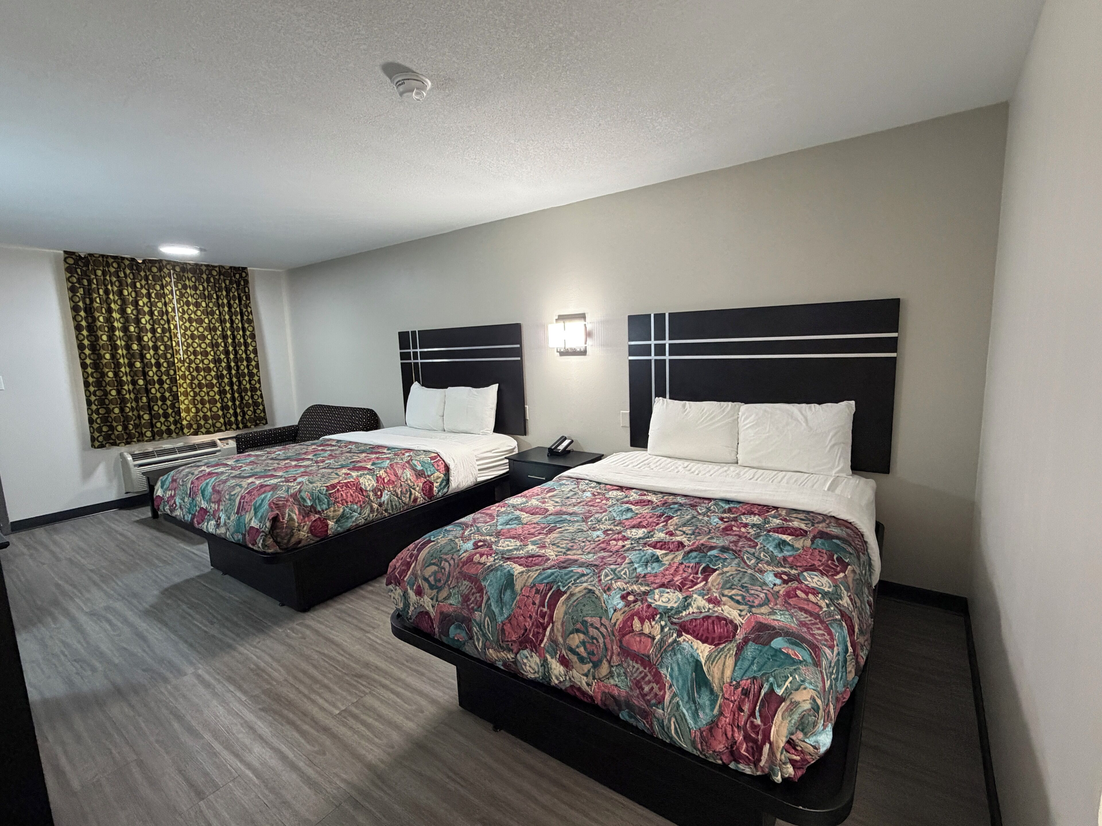 Double Room, 2 Queen Beds | Living area