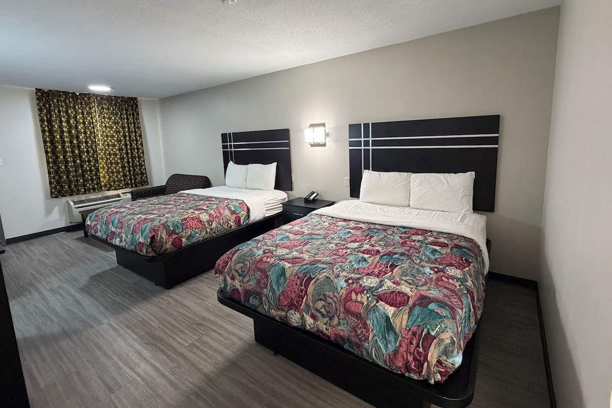 Double Room, 2 Queen Beds | Living area