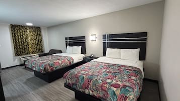 Double Room, 2 Queen Beds | Living area