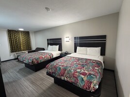 Double Room, 2 Queen Beds | Living area