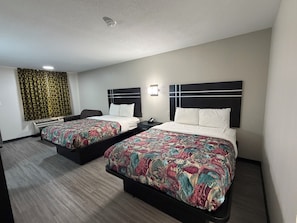 Double Room, 2 Queen Beds | Living area