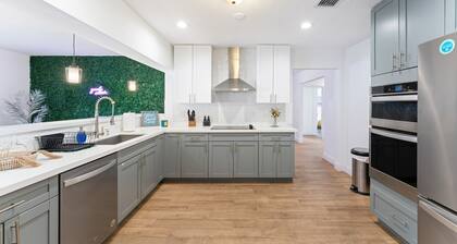 Spacious 4-bed 3-bath house with 1 additional room, WiFi, AC, pool, arcade,games