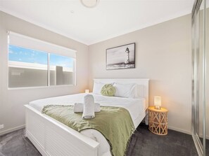 4 Schlafzimmer, Schreibtisch, Bügeleisen/Bügelbrett, WLAN