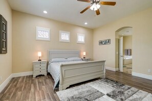 4 bedrooms, desk, iron/ironing board, WiFi