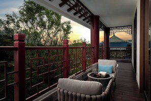 Klassieke suite, terras | Een kluis op de kamer, verduisterende gordijnen, gratis wifi