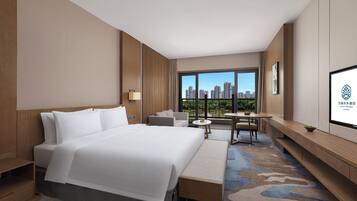 Habitació doble Comfort, balcó, vistes al llac | 1 dormitori, caixa forta a l'habitació i cortines opaques