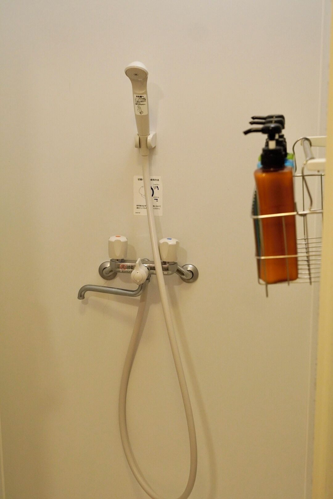 Shower, pengering rambut, sabun, dan sampo