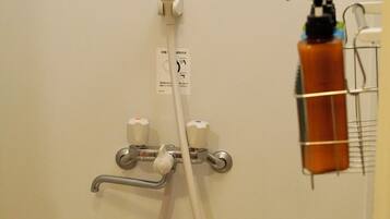 Shower, pengering rambut, sabun, dan sampo