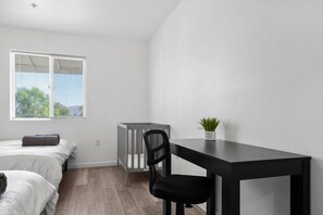 1 habitación, escritorio, tabla de planchar con plancha y wifi