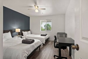 2 室のベッドルーム、デスク、アイロン / アイロン台、WiFi