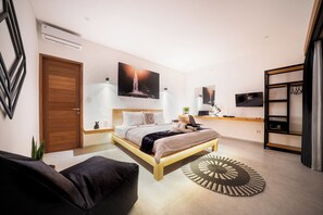 3 bedrooms, in-room safe, desk, iron/ironing board - Charming 3-bedroom villa with rice fields view in Canggu (Bali)