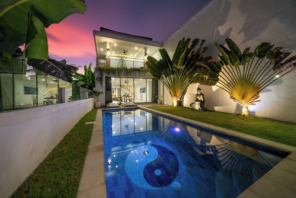 Pool - Charming 3-bedroom villa with rice fields view in Canggu (Bali)