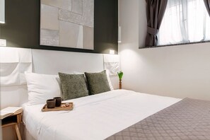 2 عدّة غرف نوم وواي فاي وملاءات أسرّة