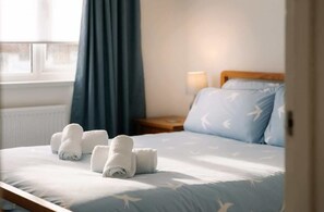 4 quartos, ferros/tábuas de passar roupa, berço de viagem
