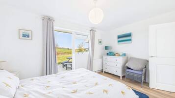 4 bedrooms, iron/ironing board, travel cot, free WiFi