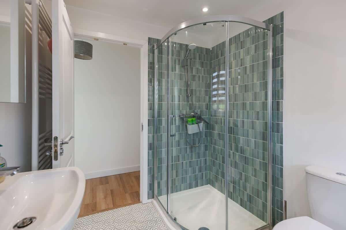 Shower, hair dryer, towels, shampoo
