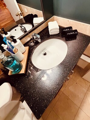 Hair dryer, towels, soap, toilet paper - Chic apartment in marvelous Chicago with WiFi, AC (Chicago)