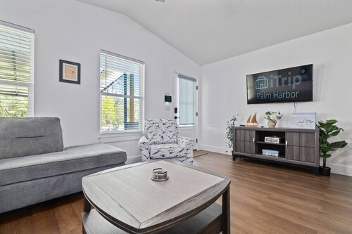 Spacious Getaway Near FL Attractions, Plunge Pool, Game Room, Firepit, BBQ, Pet-Friendly & Sleeps 10