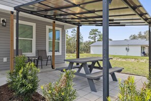 Outdoor dining - Spacious Getaway Near FL Attractions, Plunge Pool, Game Room, Firepit, BBQ, Pet-Friendly & Sleeps 10 (Brooksville)