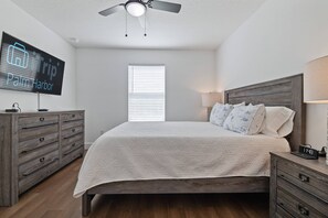 3 bedrooms, desk, iron/ironing board, free WiFi - Seasons Greetings Sale (Brooksville)