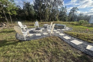 Outdoor spa tub - Spacious Getaway Near FL Attractions, Plunge Pool, Game Room, Firepit, BBQ, Pet-Friendly & Sleeps 10 (Brooksville)