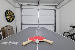 Games room - Spacious Getaway Near FL Attractions, Plunge Pool, Game Room, Firepit, BBQ, Pet-Friendly & Sleeps 10 (Brooksville)
