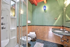 Familielejlighed - flere soveværelser - 2 badeværelser - ved sø (Morgante Salò-Lake view & parking) | Badeværelse | Bruser, bidet, håndklæder, Sæbe