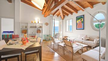 Familienapartment, Mehrere Schlafzimmer, 2 Bäder, Seeseite (Morgante Salò-Lake view & parking) | Wohnbereich | 21-Zoll-Flachbildfernseher mit Kabelempfang, Fernseher