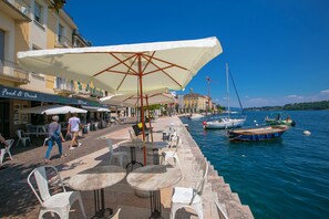 Outdoor dining - Morgante Salo-lake View & Parking (Salò)